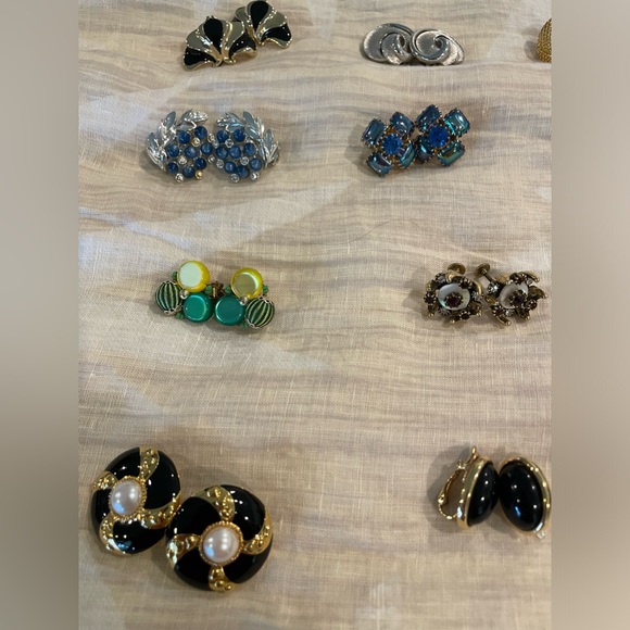 Vintage Clip On Earrings 12 pair, in great condition. - Picture 4 of 10